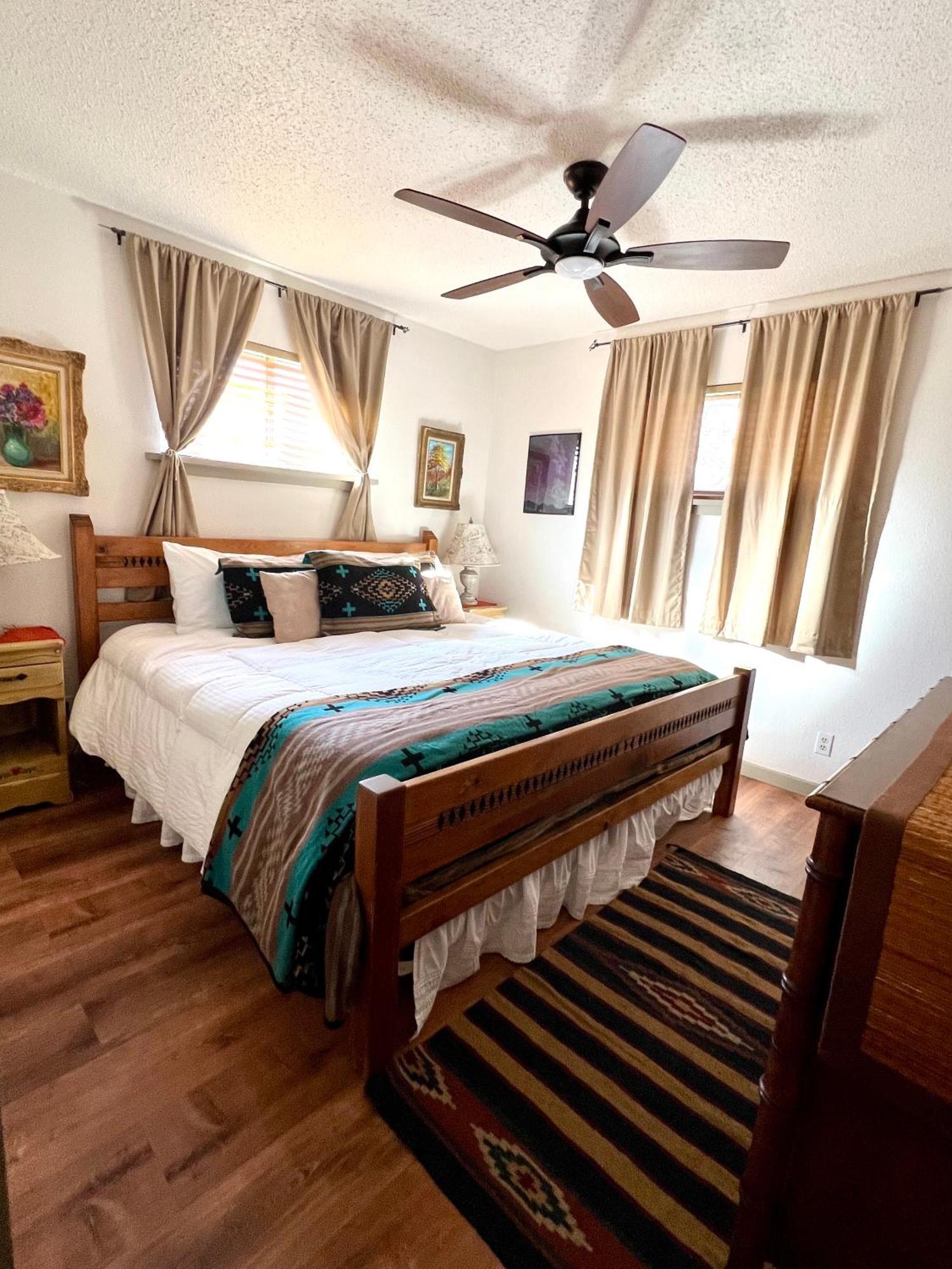 Hébergement de vacances Downtown Historic East-side Coyote House 2b 2ba *