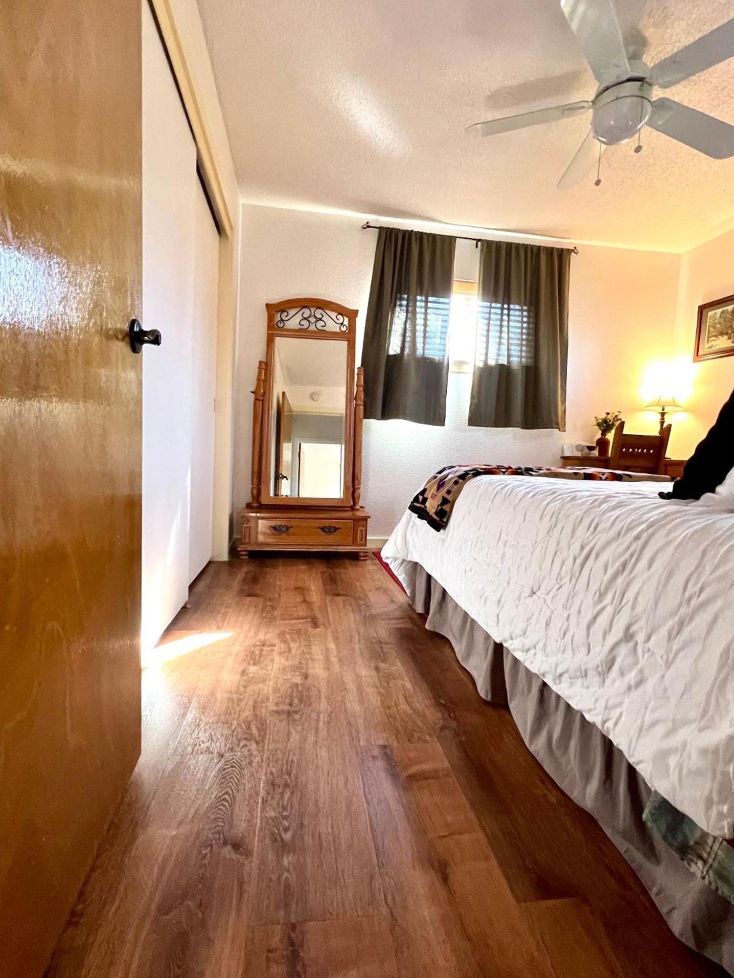Hébergement de vacances Downtown Historic East-side Coyote House 2b 2ba *