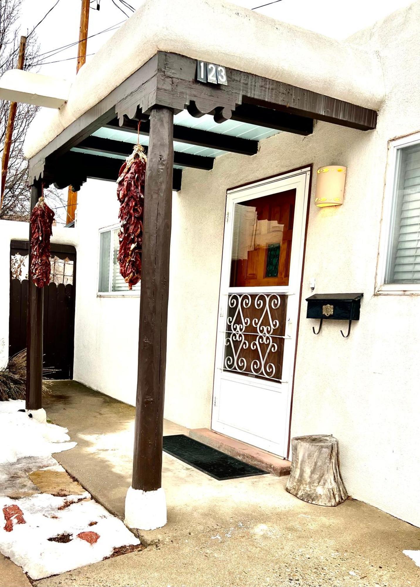 Downtown Historic East-side Coyote House 2b 2ba Santa Fé